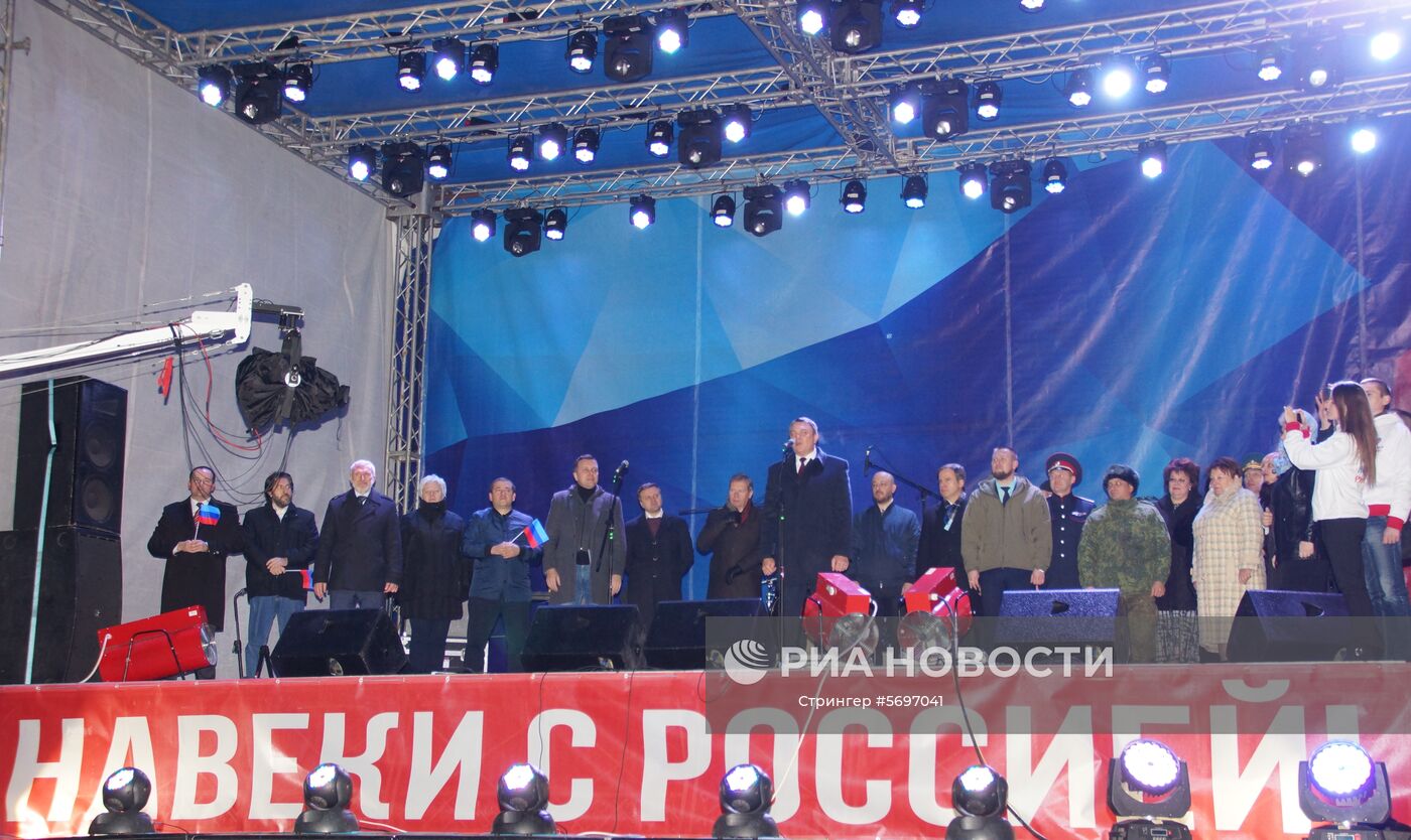 Исполняющий обязанности главы Луганской народной республики Леонид Пасечник выступает на концерте «С Россией в сердце», посвященном Дню выборов главы и депутатов Народного совета ЛНР на Театральной площади в Луганске.
Место: Украина, Луганск. Автор: Стрингер/РИА Новости. Выборы в Луганской народной республике