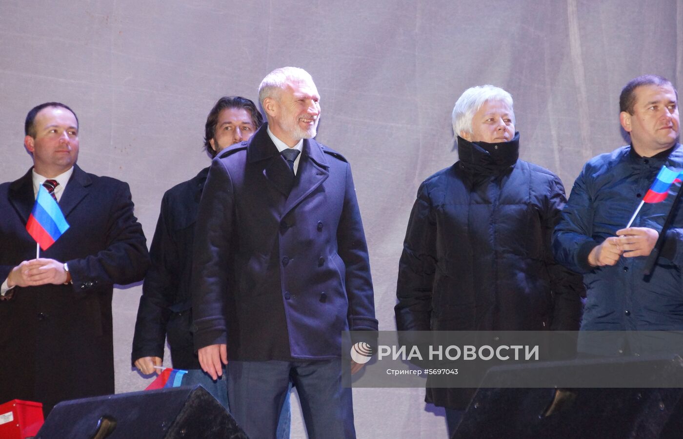 Председатель Всероссийской политической партии "Родина" Алексей Журавлев (в центре) на концерте «С Россией в сердце», посвященном Дню выборов главы и депутатов Народного совета ЛНР на Театральной площади в Луганске. Место: Украина, Луганск. Автор: Стрингер/РИА Новости. Выборы в Луганской народной республике