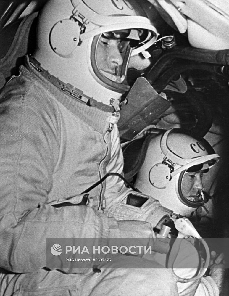 Советские летчики космонавты СССР  А. Леонов и П. Беляев
