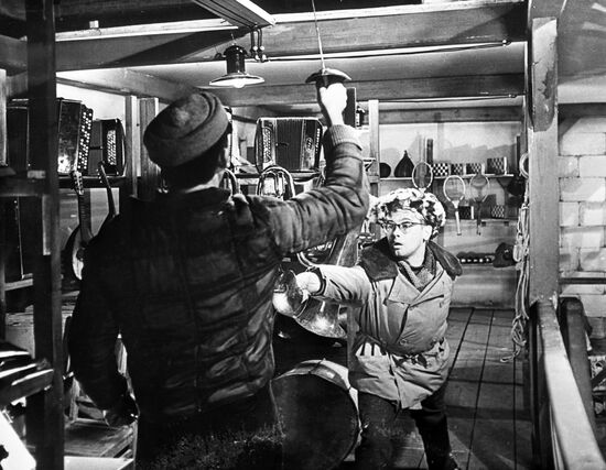 Кадр из фильма "Операция "Ы" и другие приключения Шурика"