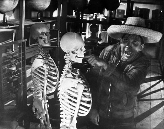 Кадр из фильма "Операция "Ы" и другие приключения Шурика"