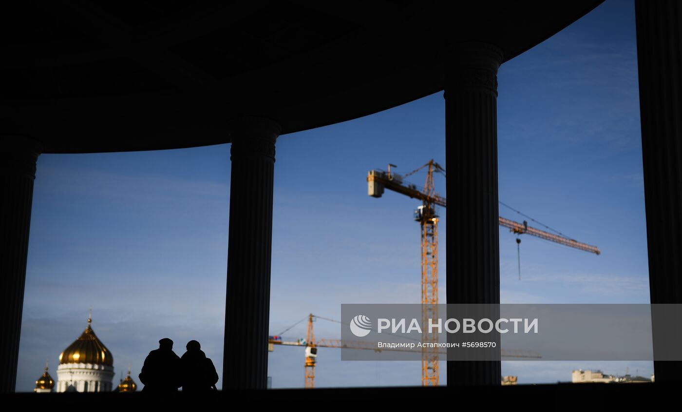 Прохожие на Патриаршем мосту в Москве