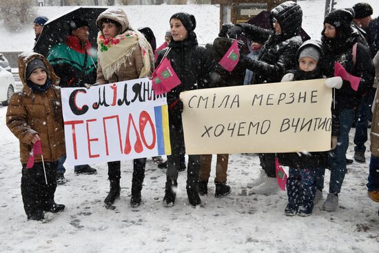 Акции с требованием включить отопление в городах Украины