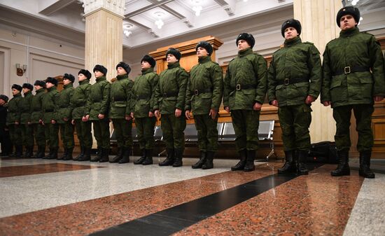 Отправка призывников на службу в Президентский полк 