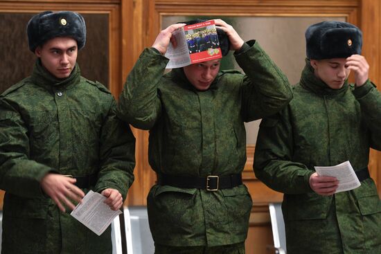 Отправка призывников на службу в Президентский полк 