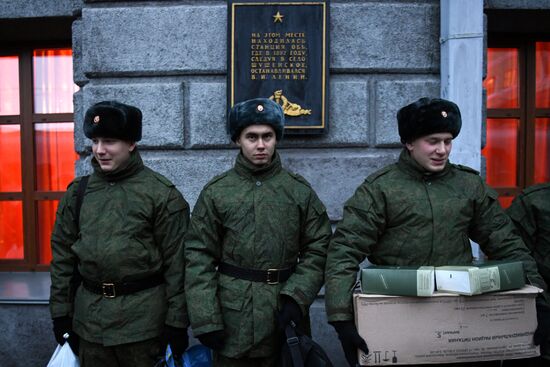 Отправка призывников на службу в Президентский полк 