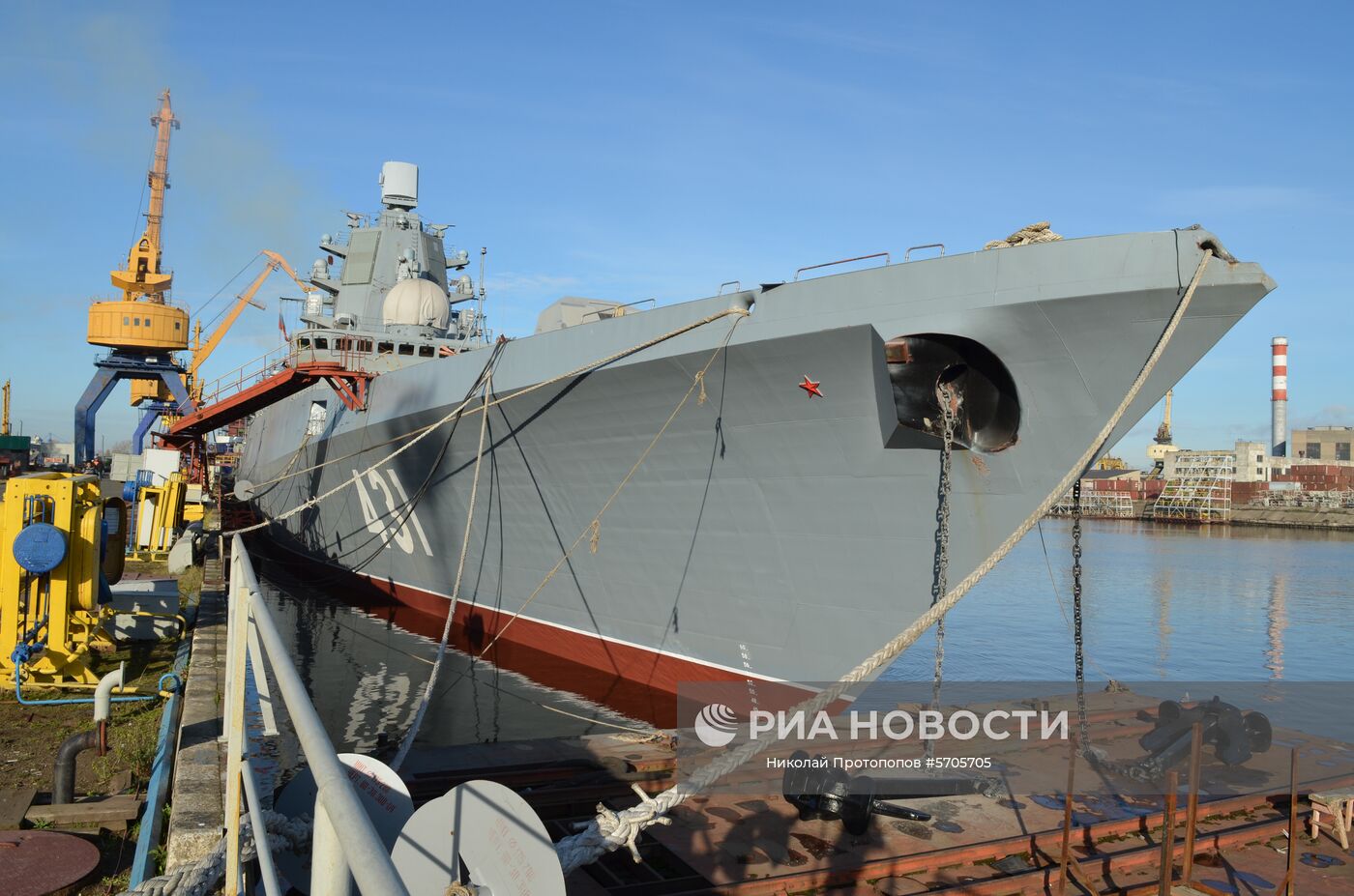 Корабль проекта 22350 "Адмирал флота Касатонов" на судостроительном предприятии "Северная верфь" в Санкт-Петербурге. На корабле завершается подготовка к первому выходу в море. Фрегаты проекта 22350 - первые крупные надводные боевые корабли, строящиеся в России после распада СССР. Предназначены для борьбы с надводными и подводными целями, могут бить высокоточным ракетным оружием по суше и эффективно противостоять авиации, малозаметны для радиолокационных средств противника. Место: Россия, Санкт-Петербург. Автор: Николай Протопопов/РИА Новости. Фрегат "Адмирал флота Касатонов"