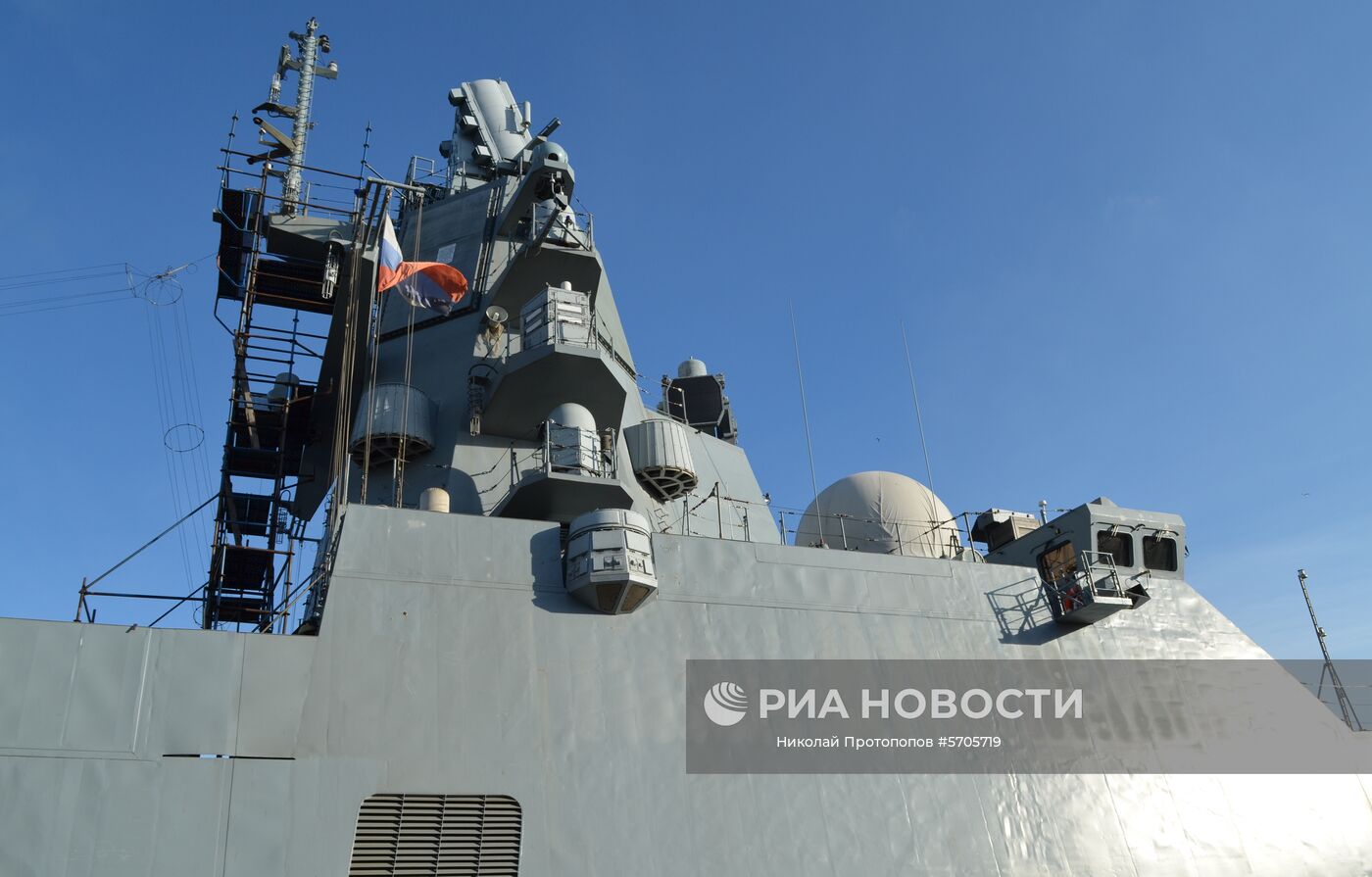 Корабль проекта 22350 "Адмирал флота Касатонов" на судостроительном предприятии "Северная верфь" в Санкт-Петербурге. На корабле завершается подготовка к первому выходу в море. Фрегаты проекта 22350 - первые крупные надводные боевые корабли, строящиеся в России после распада СССР. Предназначены для борьбы с надводными и подводными целями, могут бить высокоточным ракетным оружием по суше и эффективно противостоять авиации, малозаметны для радиолокационных средств противника. Место: Россия, Санкт-Петербург. Автор: Николай Протопопов/РИА Новости. Фрегат "Адмирал флота Касатонов"