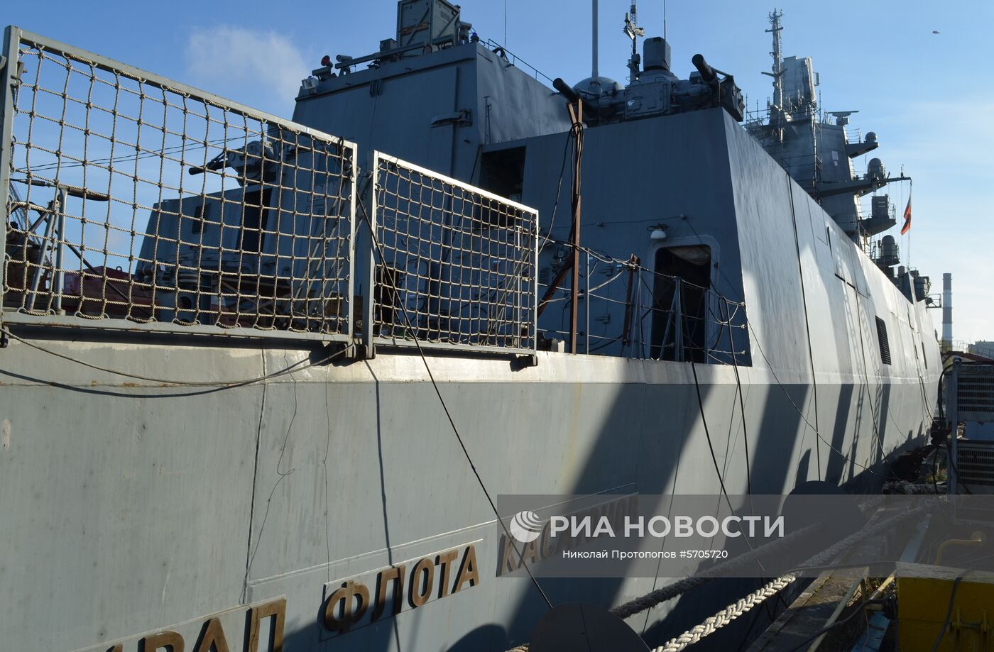 Корабль проекта 22350 "Адмирал флота Касатонов" на судостроительном предприятии "Северная верфь" в Санкт-Петербурге. На корабле завершается подготовка к первому выходу в море. Фрегаты проекта 22350 - первые крупные надводные боевые корабли, строящиеся в России после распада СССР. Предназначены для борьбы с надводными и подводными целями, могут бить высокоточным ракетным оружием по суше и эффективно противостоять авиации, малозаметны для радиолокационных средств противника. Место: Россия, Санкт-Петербург. Автор: Николай Протопопов/РИА Новости. Фрегат "Адмирал флота Касатонов"