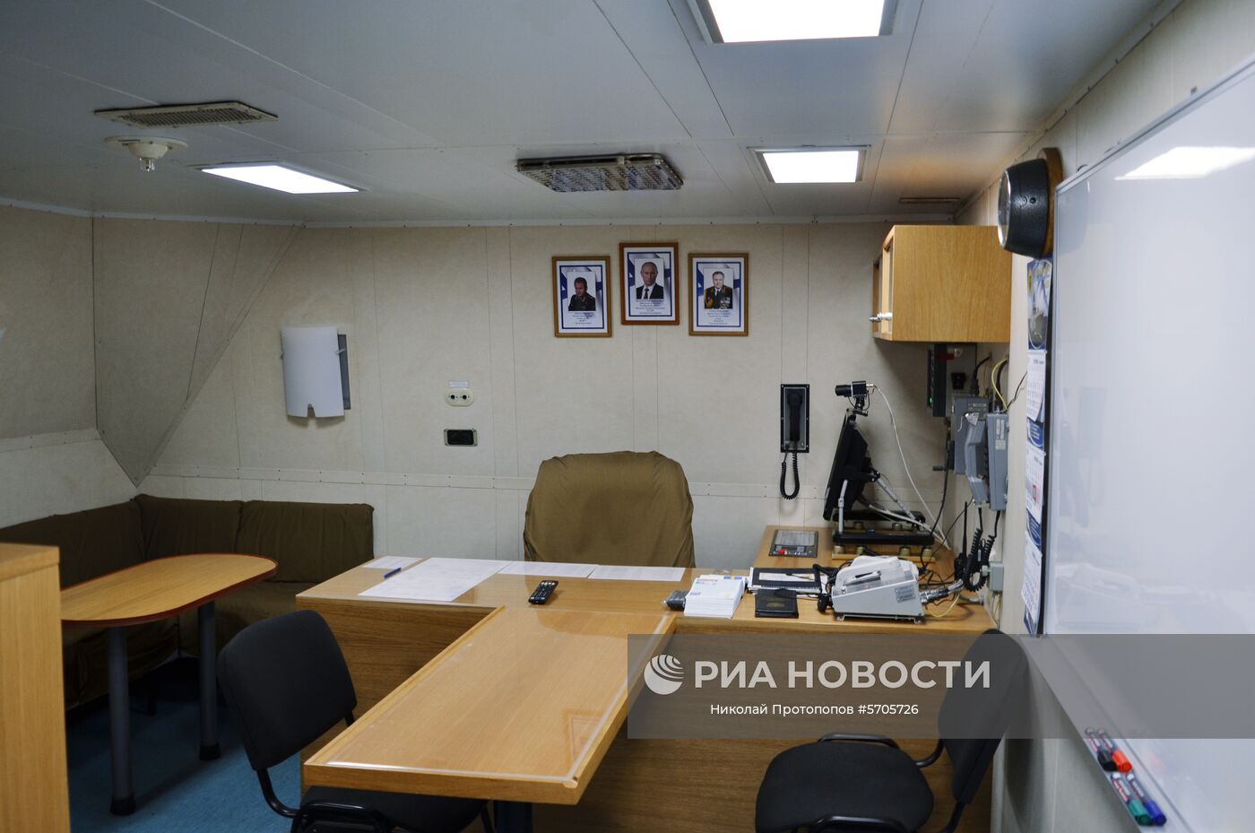 Каюта командира фрегата проекта 22350 "Адмирал флота Касатонов", пришвартованного на судостроительном предприятии "Северная верфь" в Санкт-Петербурге. На корабле завершается подготовка к первому выходу в море. Фрегаты проекта 22350 - первые крупные надводные боевые корабли, строящиеся в России после распада СССР. Предназначены для борьбы с надводными и подводными целями, могут бить высокоточным ракетным оружием по суше и эффективно противостоять авиации, малозаметны для радиолокационных средств противника. Место: Россия, Санкт-Петербург. Автор: Николай Протопопов/РИА Новости. Фрегат "Адмирал флота Касатонов"