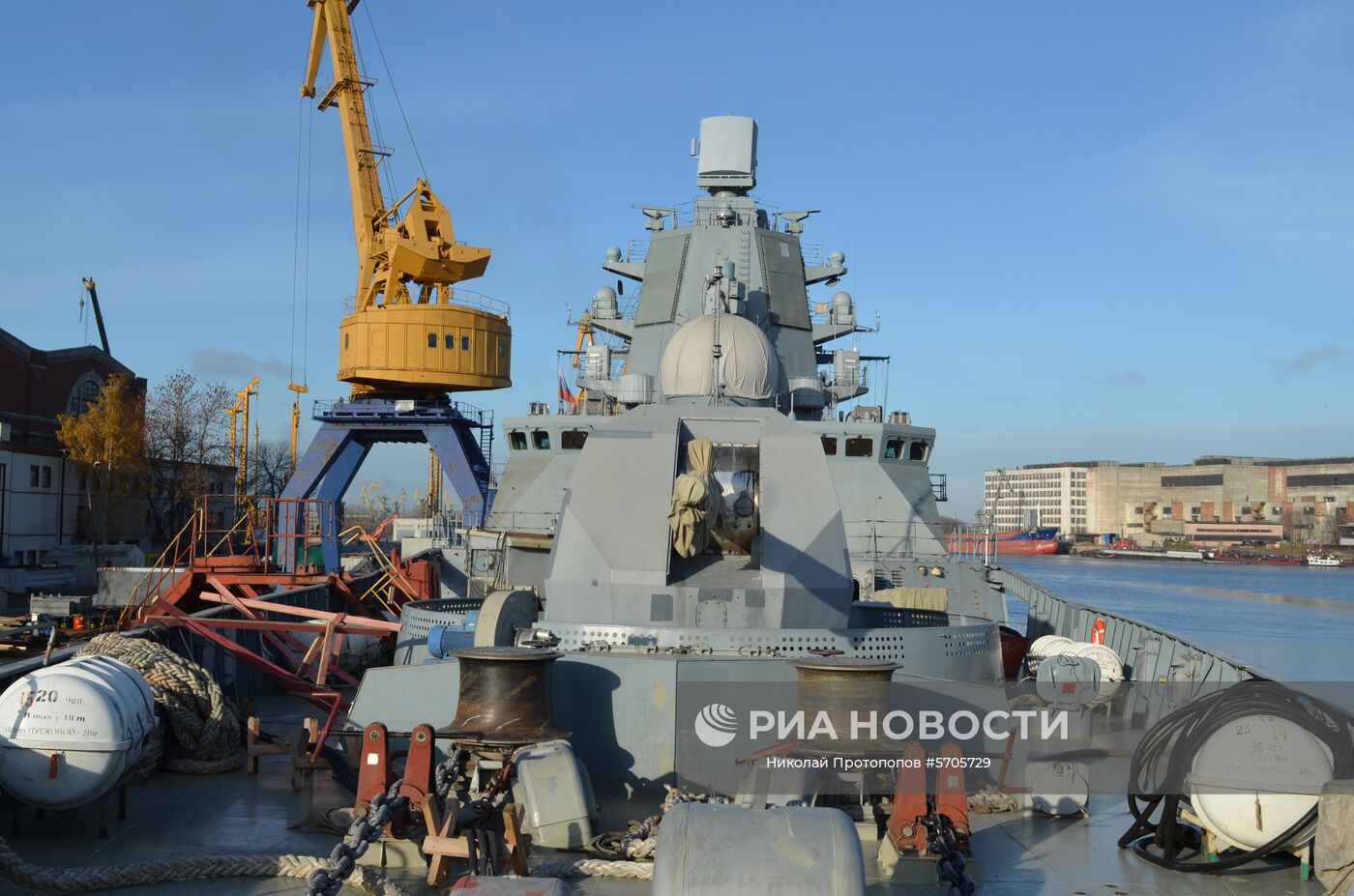 Артиллерийская установка А-192 фрегата проекта 22350 "Адмирал флота Касатонов", пришвартованного на судостроительном предприятии "Северная верфь" в Санкт-Петербурге. На корабле завершается подготовка к первому выходу в море. Фрегаты проекта 22350 - первые крупные надводные боевые корабли, строящиеся в России после распада СССР. Предназначены для борьбы с надводными и подводными целями, могут бить высокоточным ракетным оружием по суше и эффективно противостоять авиации, малозаметны для радиолокационных средств противника. Место: Россия, Санкт-Петербург. Автор: Николай Протопопов/РИА Новости. Фрегат "Адмирал флота Касатонов"