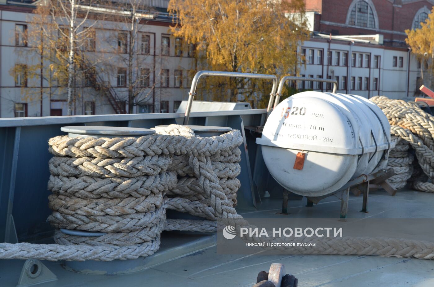 На палубе фрегата проекта 22350 "Адмирал флота Касатонов", пришвартованного на судостроительном предприятии "Северная верфь" в Санкт-Петербурге. На корабле завершается подготовка к первому выходу в море. Фрегаты проекта 22350 - первые крупные надводные боевые корабли, строящиеся в России после распада СССР. Предназначены для борьбы с надводными и подводными целями, могут бить высокоточным ракетным оружием по суше и эффективно противостоять авиации, малозаметны для радиолокационных средств противника. Место: Россия, Санкт-Петербург. Автор: Николай Протопопов/РИА Новости. Фрегат "Адмирал флота Касатонов"