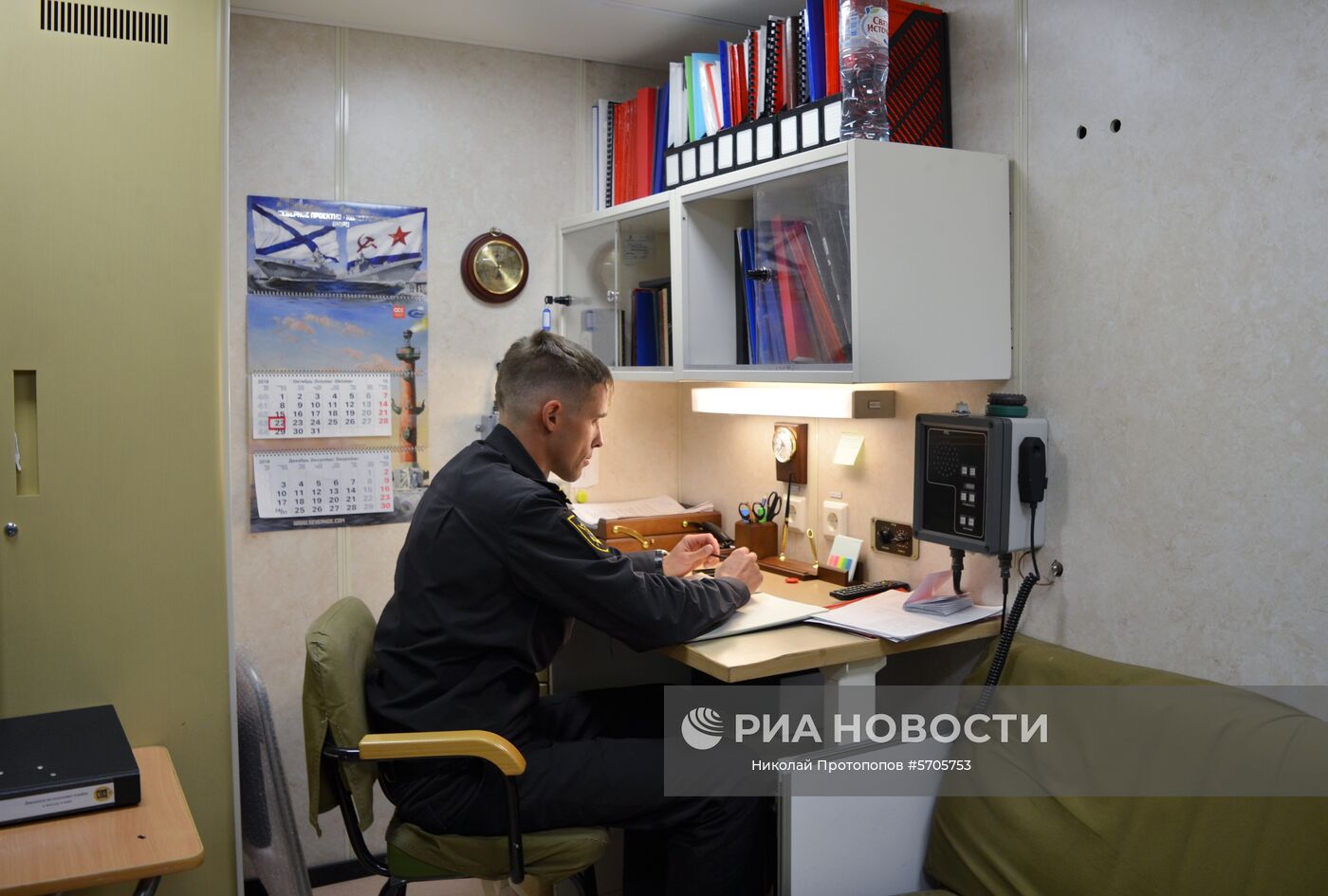 Офицерская каюта фрегата проекта 22350 "Адмирал флота Касатонов", пришвартованного на судостроительном предприятии "Северная верфь" в Санкт-Петербурге. На корабле завершается подготовка к первому выходу в море. Фрегаты проекта 22350 - первые крупные надводные боевые корабли, строящиеся в России после распада СССР. Предназначены для борьбы с надводными и подводными целями, могут бить высокоточным ракетным оружием по суше и эффективно противостоять авиации, малозаметны для радиолокационных средств противника. Место: Россия, Санкт-Петербург. Автор: Николай Протопопов/РИА Новости. Фрегат "Адмирал флота Касатонов"