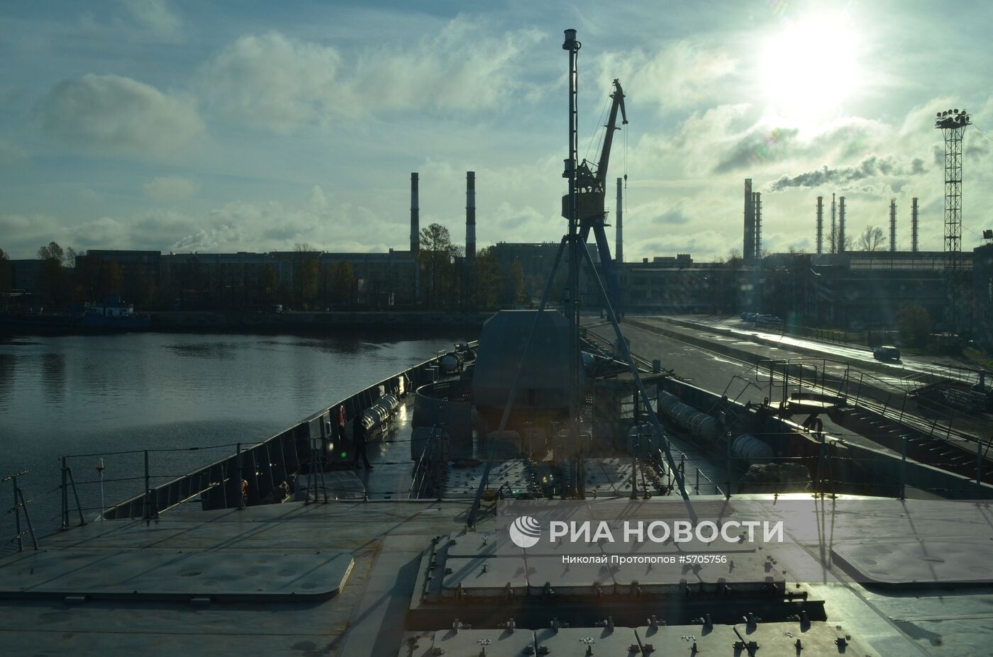 Вид из ходовой рубки фрегата проекта 22350 "Адмирал флота Касатонов", пришвартованного на судостроительном предприятии "Северная верфь" в Санкт-Петербурге. На корабле завершается подготовка к первому выходу в море. Фрегаты проекта 22350 - первые крупные надводные боевые корабли, строящиеся в России после распада СССР. Предназначены для борьбы с надводными и подводными целями, могут бить высокоточным ракетным оружием по суше и эффективно противостоять авиации, малозаметны для радиолокационных средств противника. Место: Россия, Санкт-Петербург. Автор: Николай Протопопов/РИА Новости. Фрегат "Адмирал флота Касатонов"