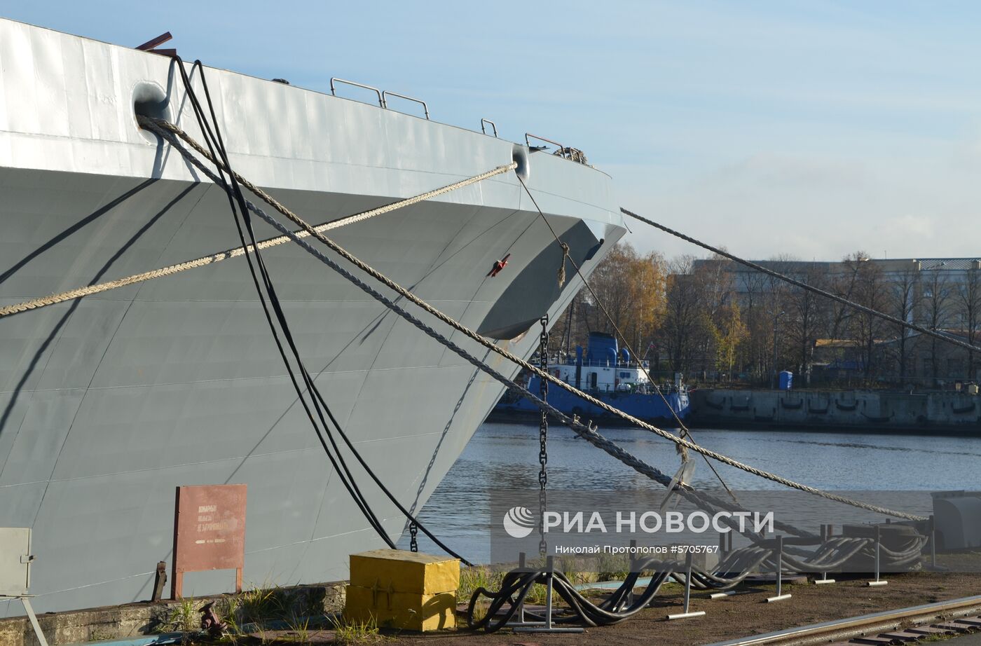 Корабль проекта 22350 "Адмирал флота Касатонов" на судостроительном предприятии "Северная верфь" в Санкт-Петербурге. На корабле завершается подготовка к первому выходу в море. Фрегаты проекта 22350 - первые крупные надводные боевые корабли, строящиеся в России после распада СССР. Предназначены для борьбы с надводными и подводными целями, могут бить высокоточным ракетным оружием по суше и эффективно противостоять авиации, малозаметны для радиолокационных средств противника. Место: Россия, Санкт-Петербург. Автор: Николай Протопопов/РИА Новости. Фрегат "Адмирал флота Касатонов"