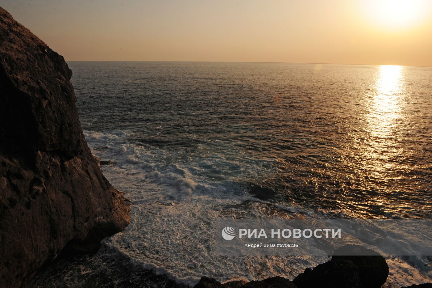 Берег острова Шикотан со стороны Южно-Курильского пролива Сахалинской области. Самый крупный остров Малой гряды Курильских островов. Место: Россия, Сахалинская область. Автор: Андрей Зима/РИА Новости. Остров Шикотан