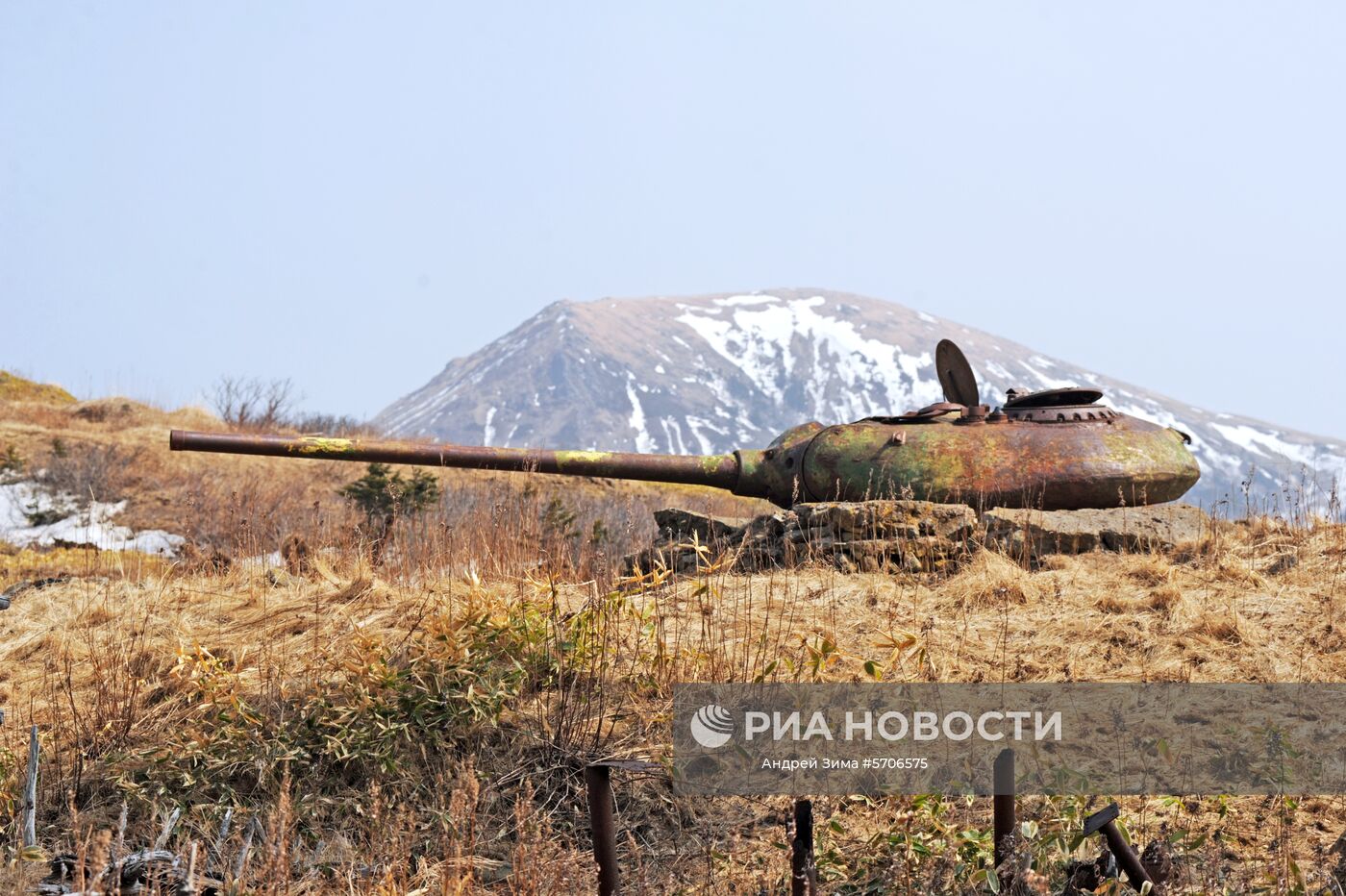 Башни от среднего советского танка Т-54/55 с длинноствольной 100-мм пушкой, установленные на бетонных казематах, в окрестностях поселка Малокурильское на острове Шикотан Сахалинской области. Самый крупный остров Малой гряды Курильских островов. Место: Россия, Сахалинская область. Автор: Андрей Зима/РИА Новости. Остров Шикотан