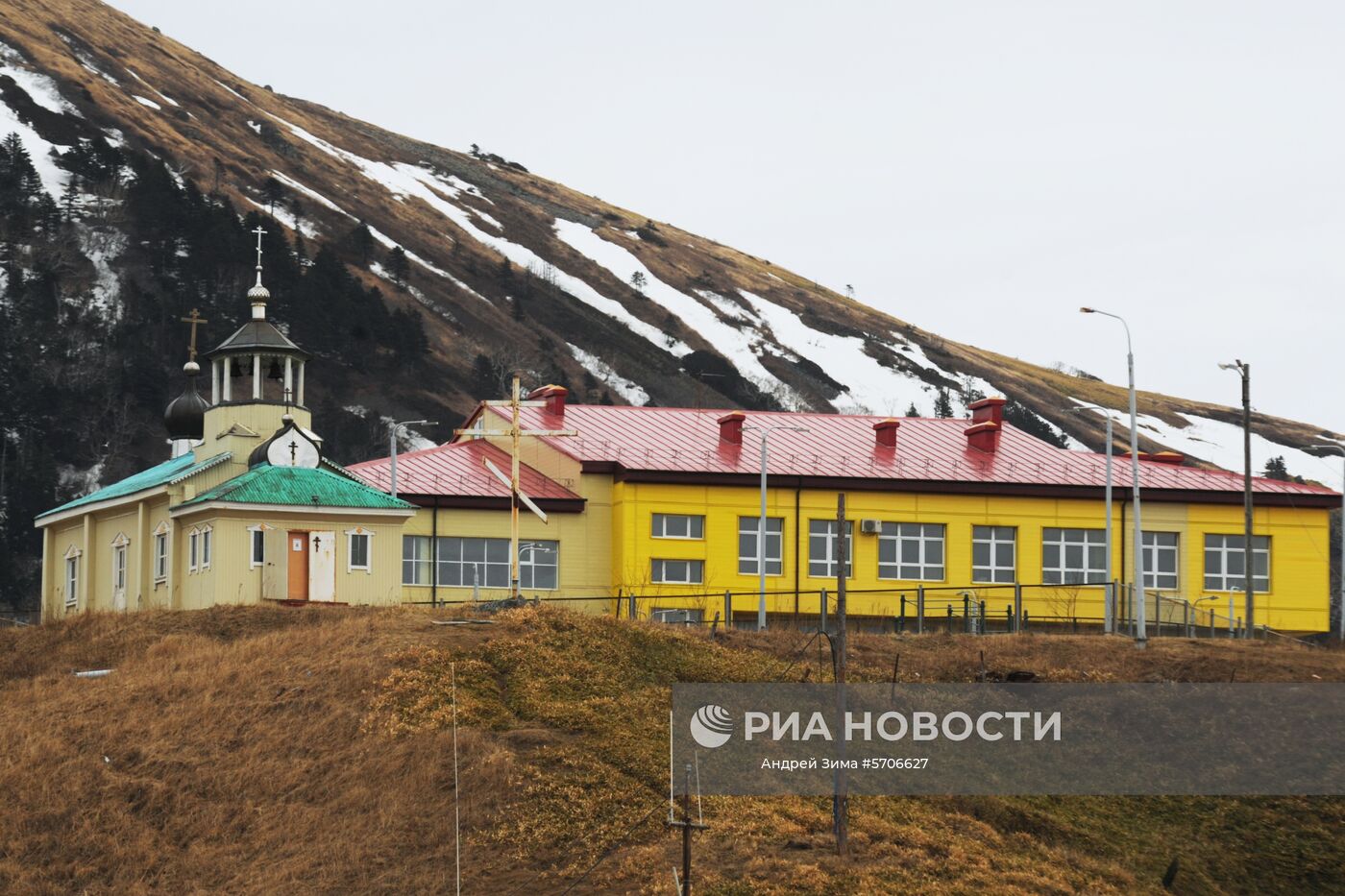 Церковь Даниила Московского (слева) на острове Шикотан Сахалинской области. Самый крупный остров Малой гряды Курильских островов. Место: Россия, Сахалинская область. Автор: Андрей Зима/РИА Новости. Остров Шикотан