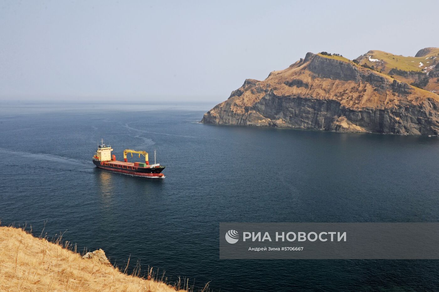 Сухогруз заходит в бухту Крабовая острова Шикотан Сахалинской области. Самый крупный остров Малой гряды Курильских островов. Место: Россия, Сахалинская область. Автор: Андрей Зима/РИА Новости. Остров Шикотан