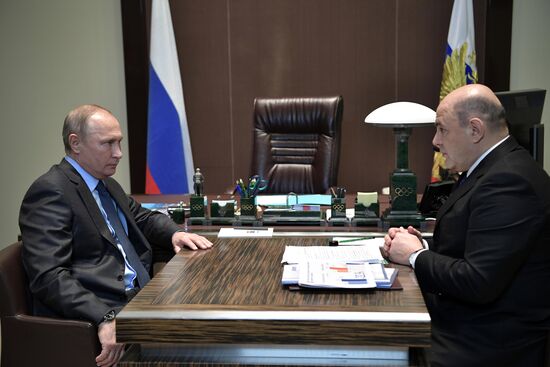 Президент РФ В. Путин провел встречу с руководителем ФНС М. Мишустиным в Сочи