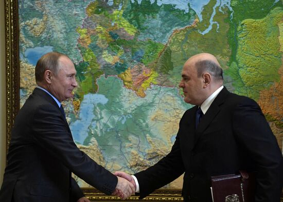 Президент РФ В. Путин провел встречу с руководителем ФНС М. Мишустиным в Сочи