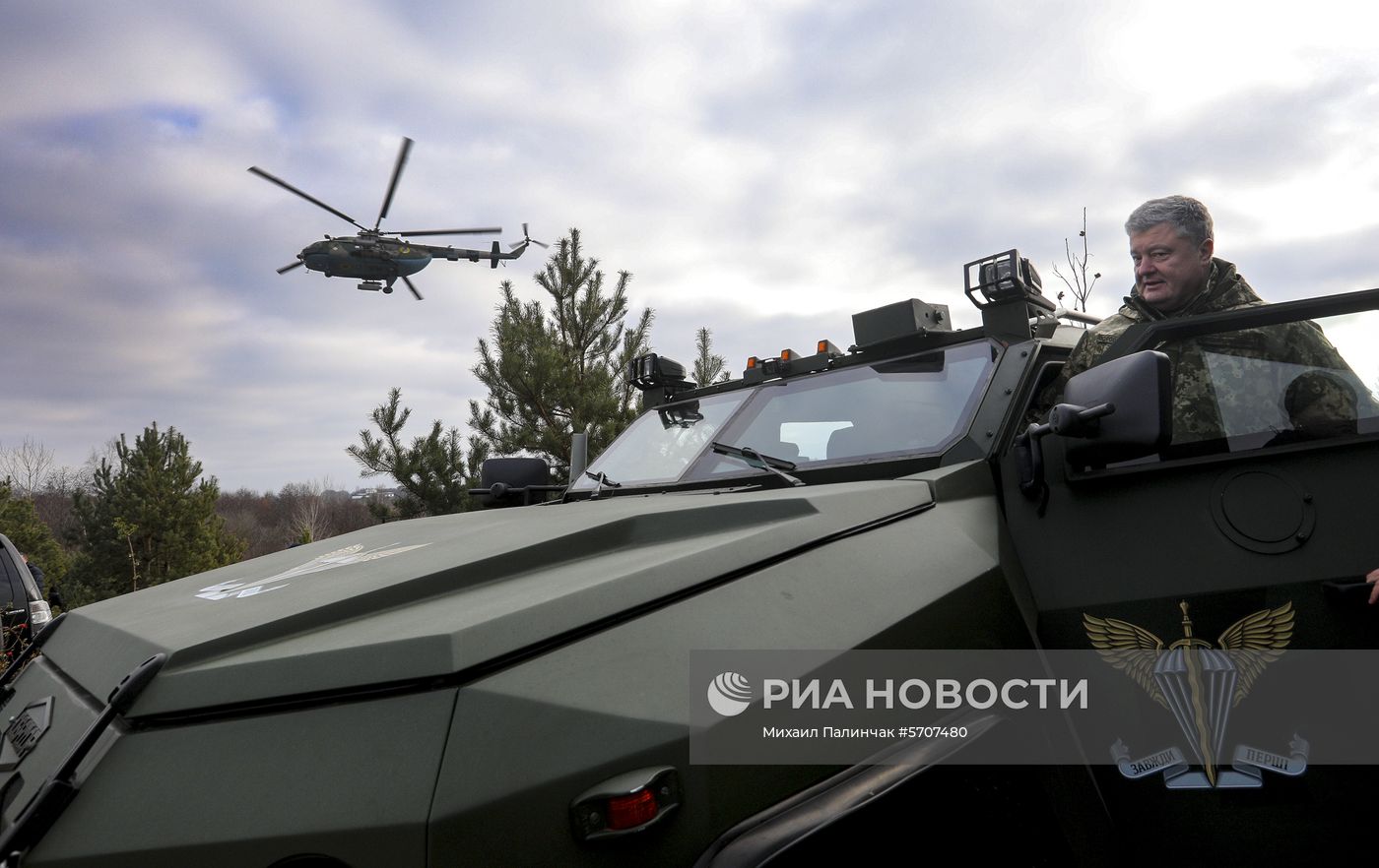 Президент Украины П. Порошенко посетил тактические учения десантно-штурмовых войск в Житомирской области