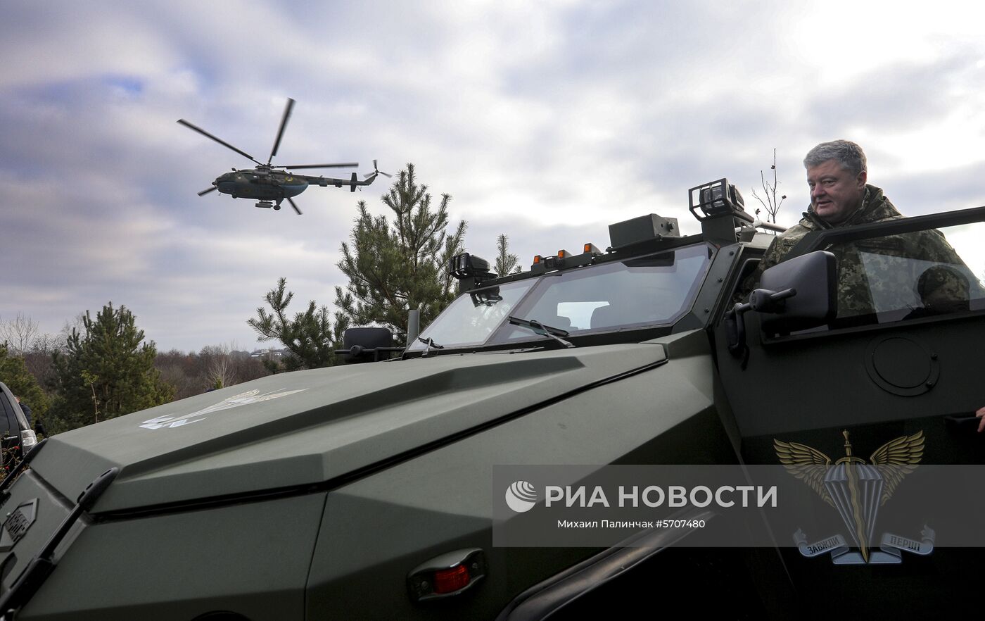 Президент Украины П. Порошенко посетил тактические учения десантно-штурмовых войск в Житомирской области