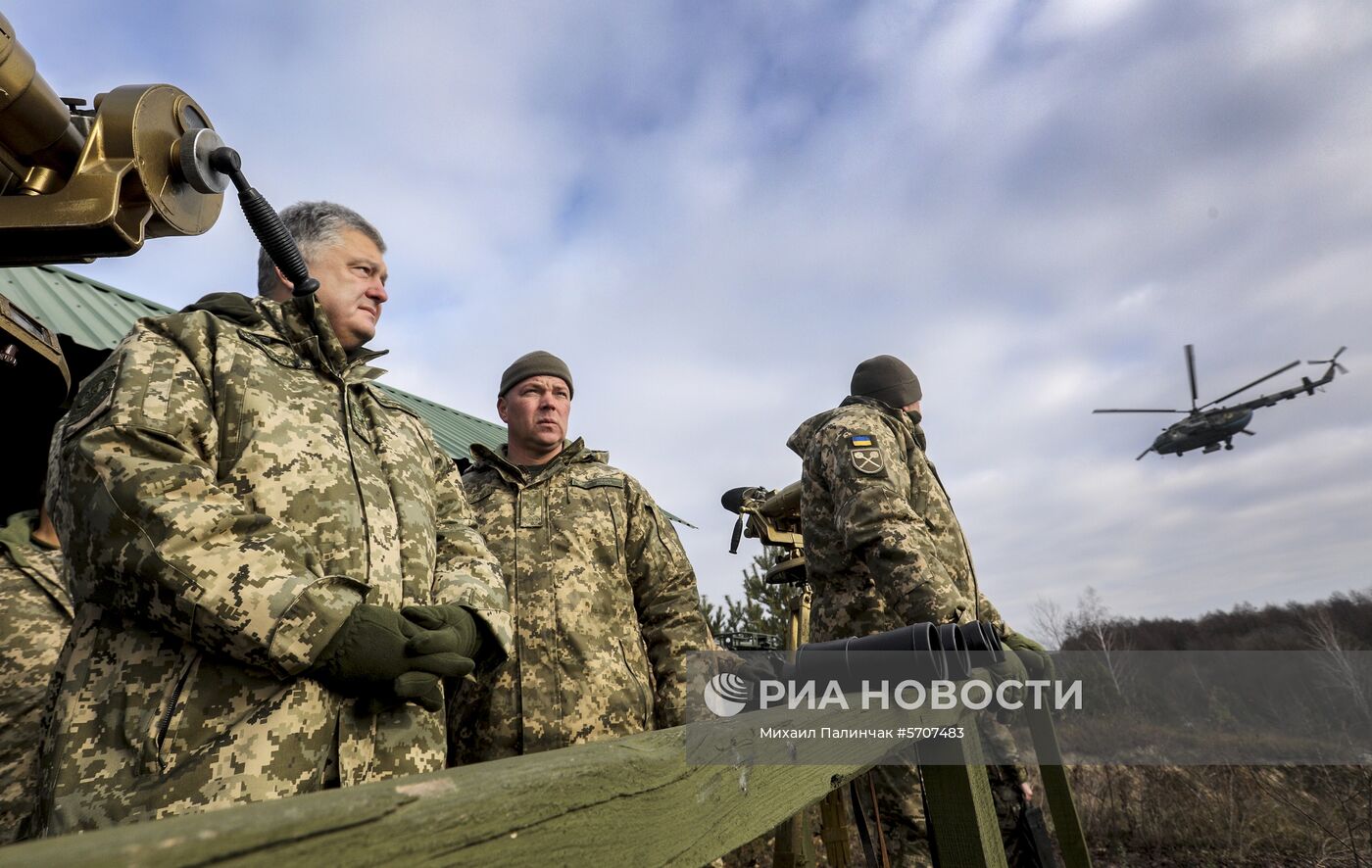 Президент Украины П. Порошенко посетил тактические учения десантно-штурмовых войск в Житомирской области