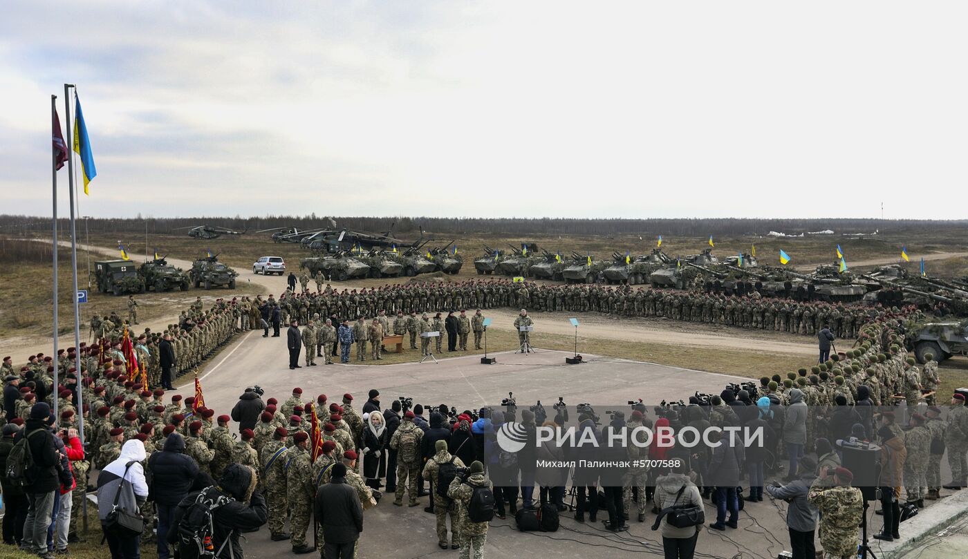 Президент Украины П. Порошенко посетил тактические учения десантно-штурмовых войск в Житомирской области