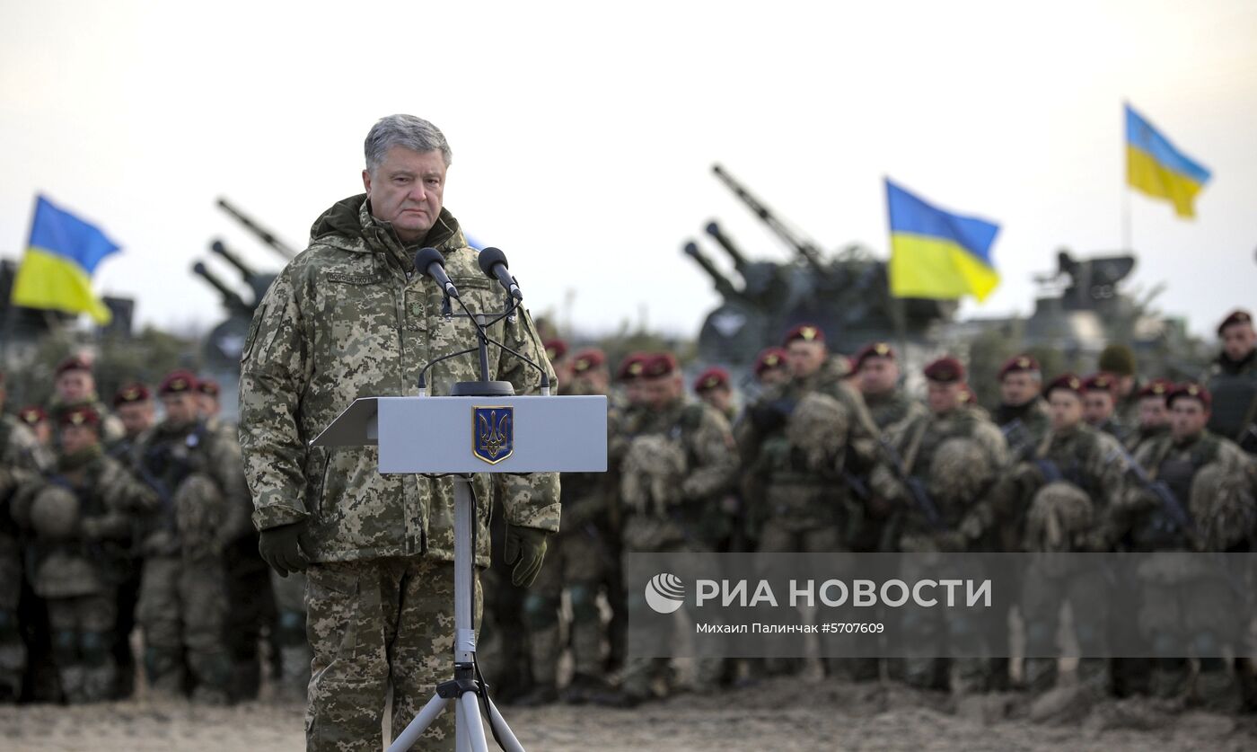 Президент Украины П. Порошенко посетил тактические учения десантно-штурмовых войск в Житомирской области