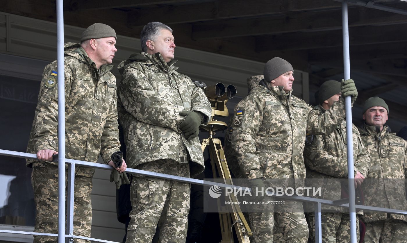 Президент Украины П. Порошенко посетил тактические учения десантно-штурмовых войск в Житомирской области