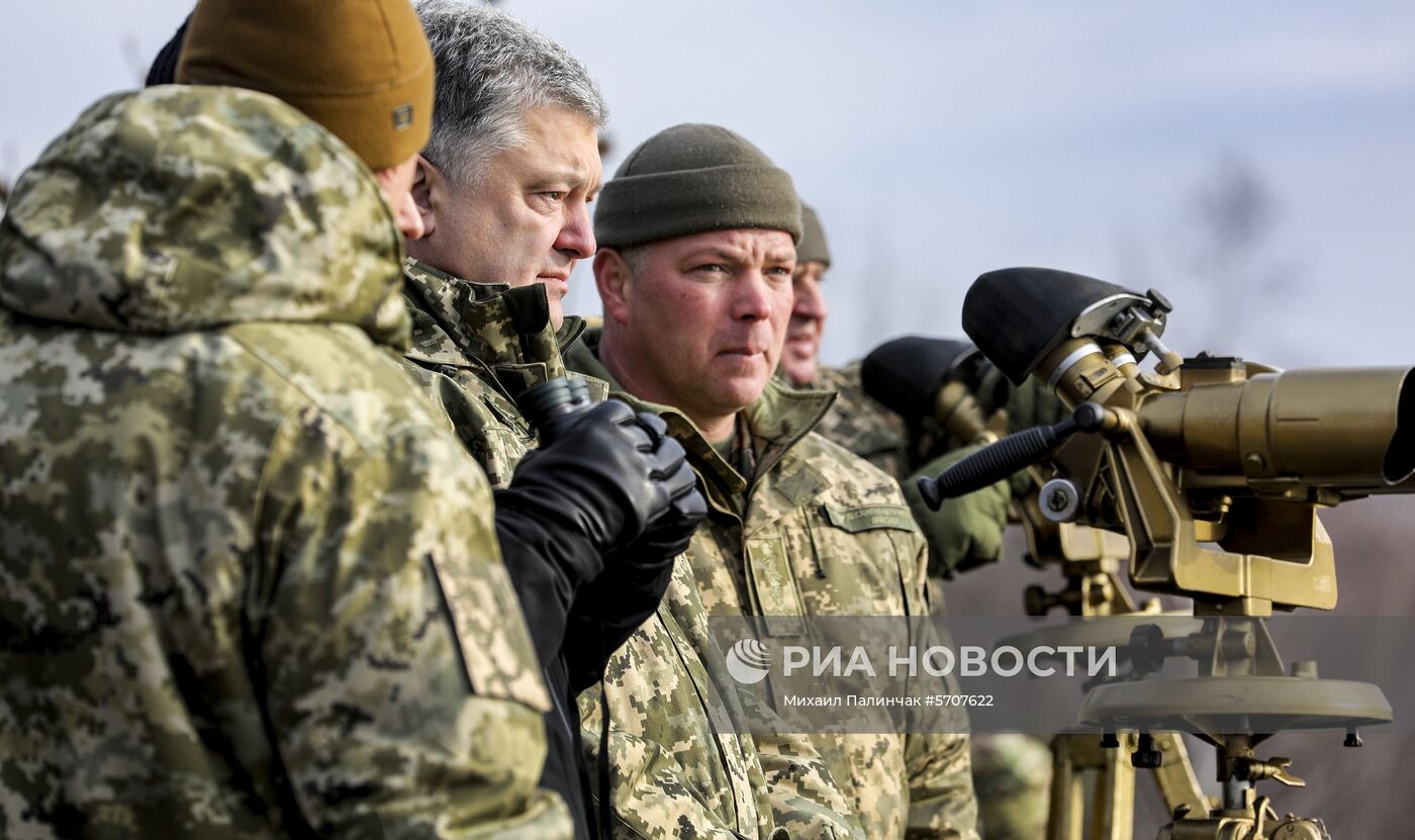 Президент Украины П. Порошенко посетил тактические учения десантно-штурмовых войск в Житомирской области