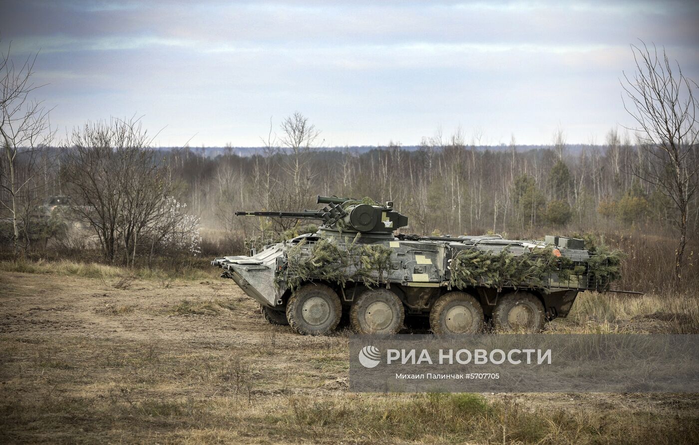 Президент Украины П. Порошенко посетил тактические учения десантно-штурмовых войск в Житомирской области