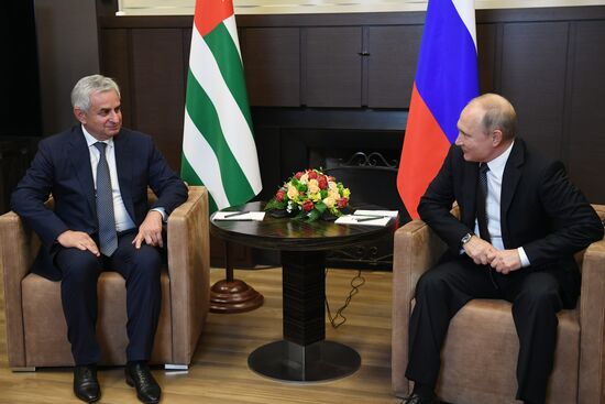 Президент РФ В. Путин провел встречу с президентом Абхазии Р. Хаджимбой
