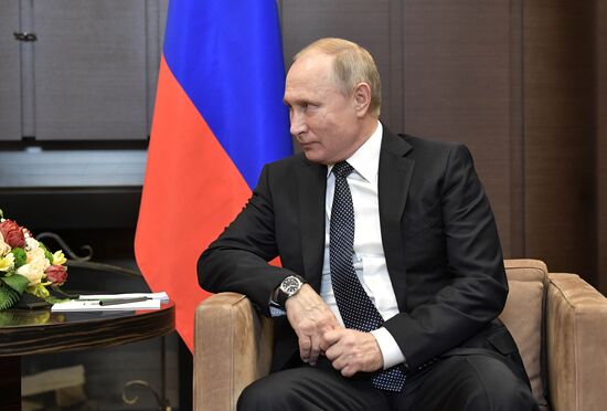 Президент РФ В. Путин провел встречу с президентом Абхазии Р. Хаджимбой