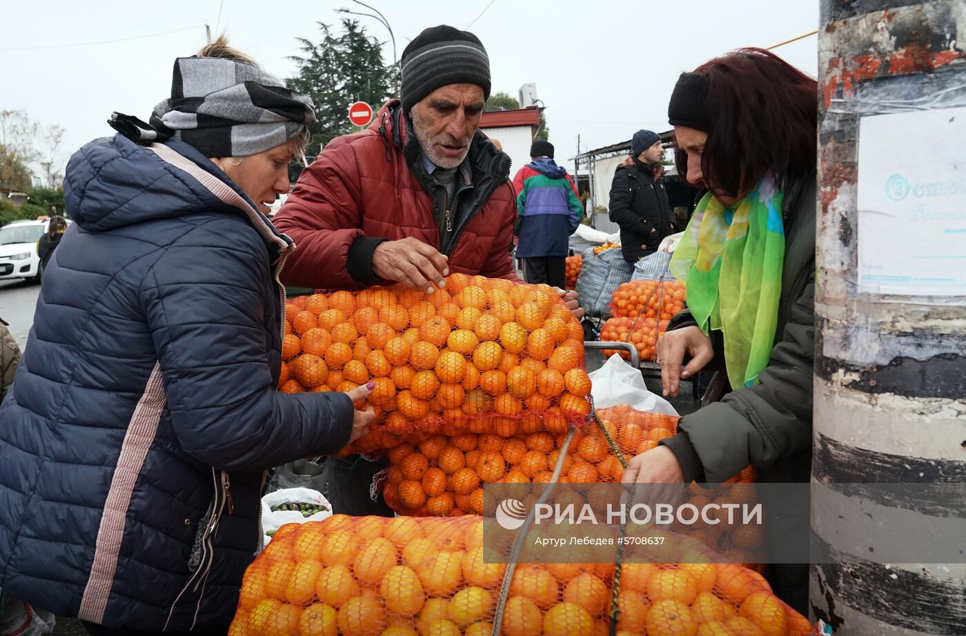 Продажа мандаринов на границе России и Абхазии в Краснодарском крае