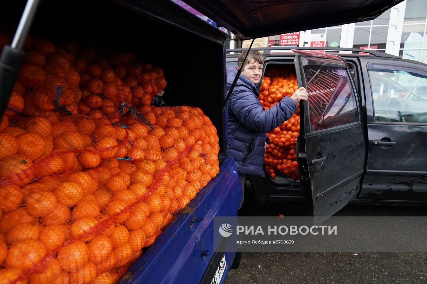 Продажа мандаринов на границе России и Абхазии в Краснодарском крае