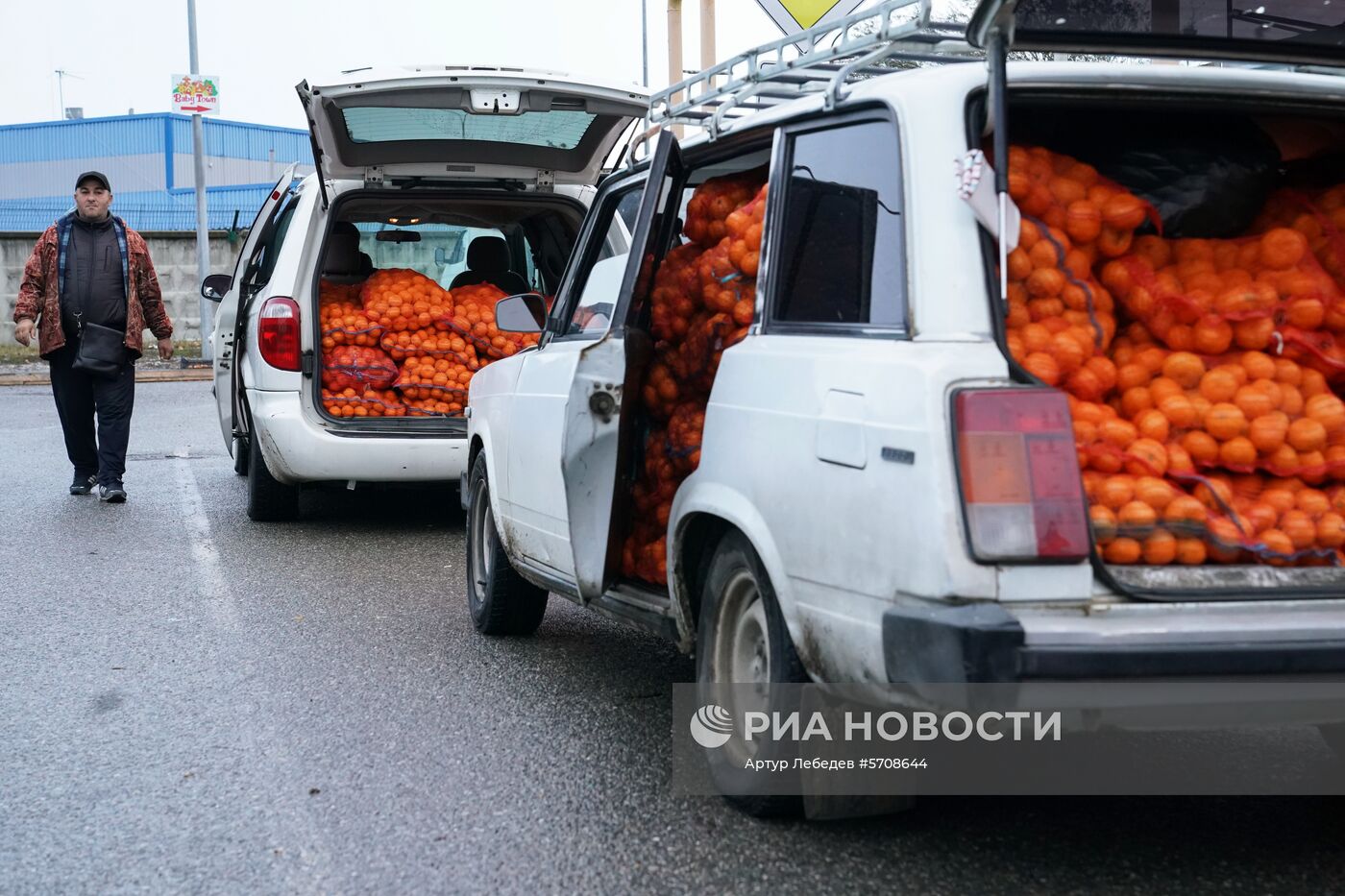 Продажа мандаринов на границе России и Абхазии в Краснодарском крае