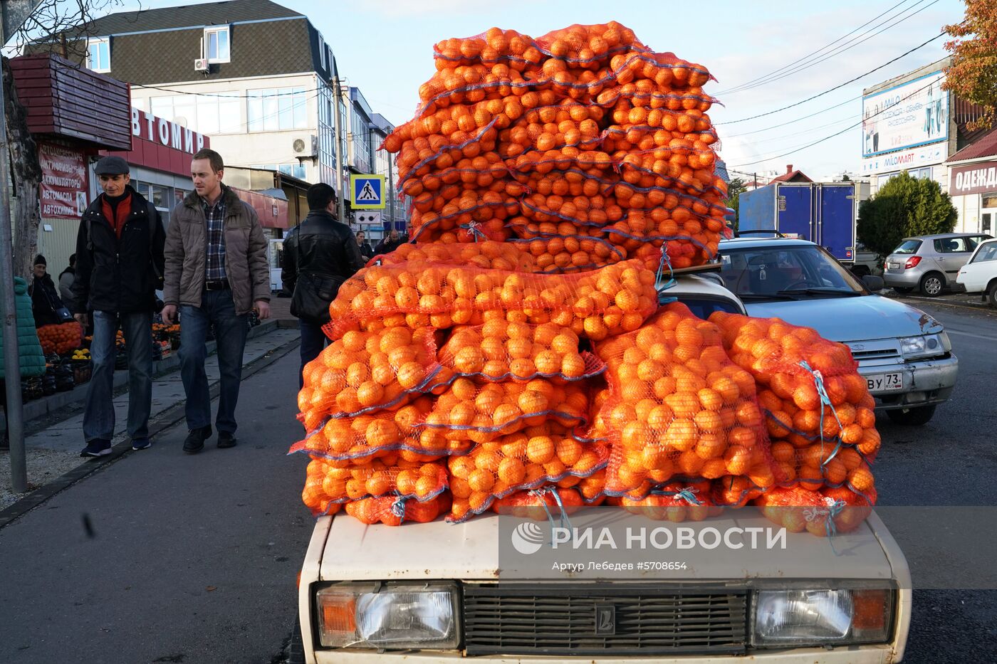 Продажа мандаринов на границе России и Абхазии в Краснодарском крае