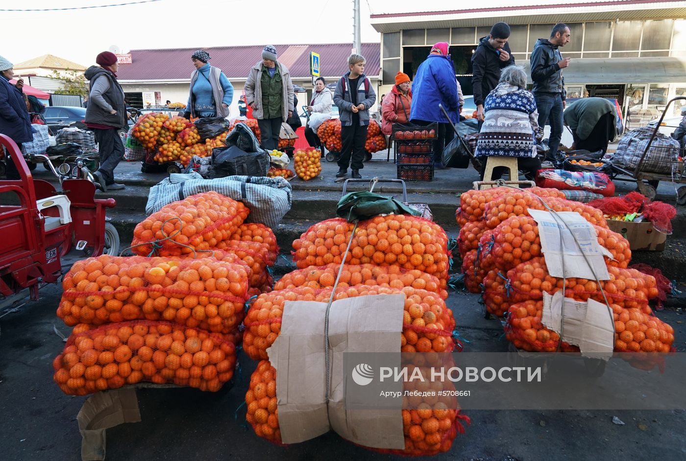 Продажа мандаринов на границе России и Абхазии в Краснодарском крае