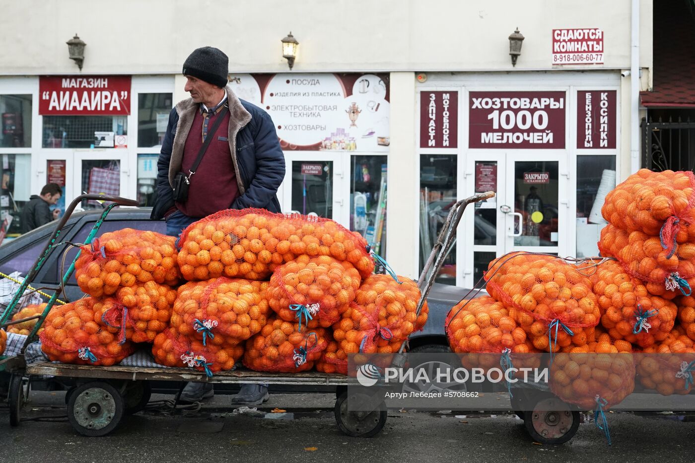 Продажа мандаринов на границе России и Абхазии в Краснодарском крае