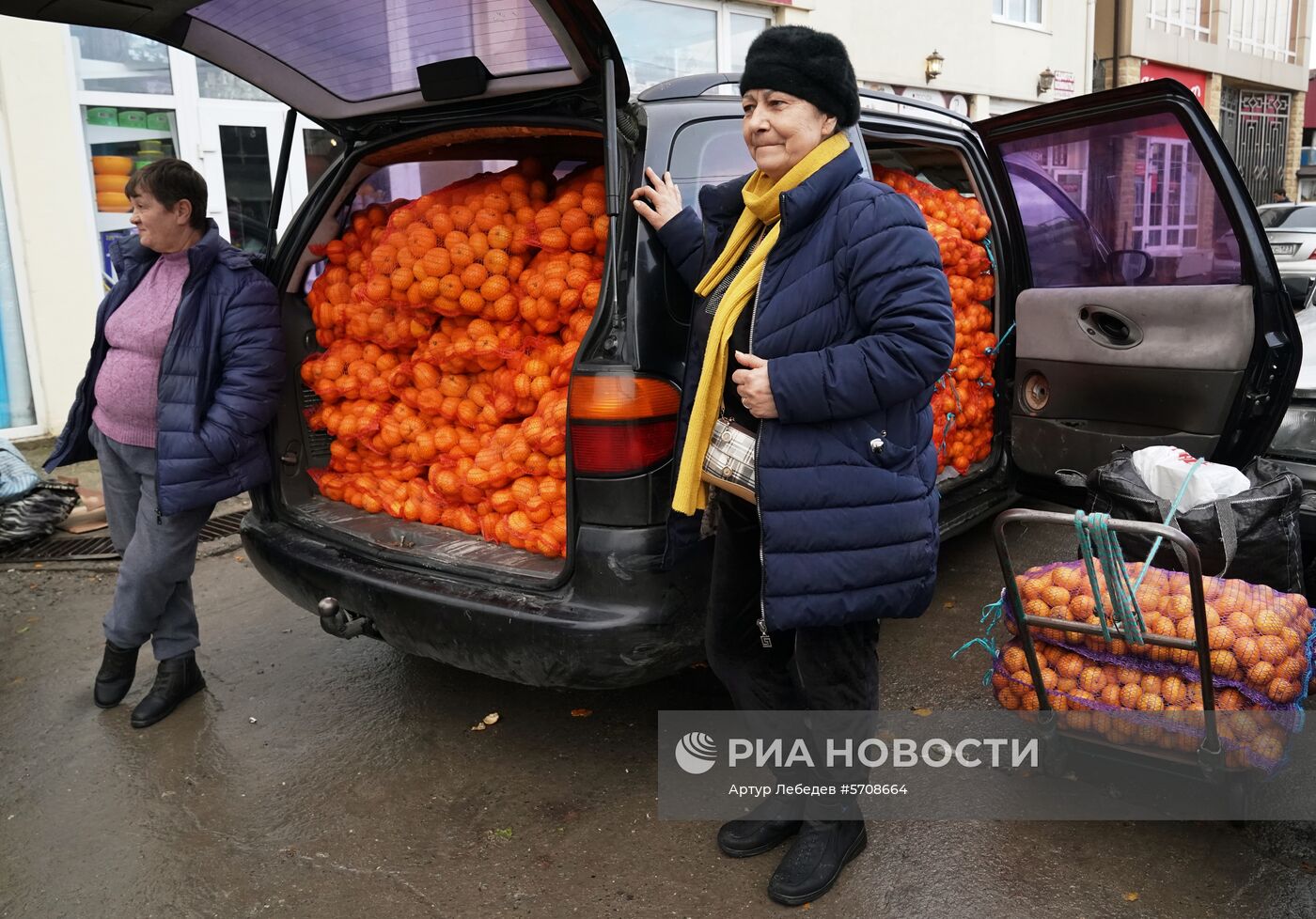 Продажа мандаринов на границе России и Абхазии в Краснодарском крае | РИА  Новости Медиабанк