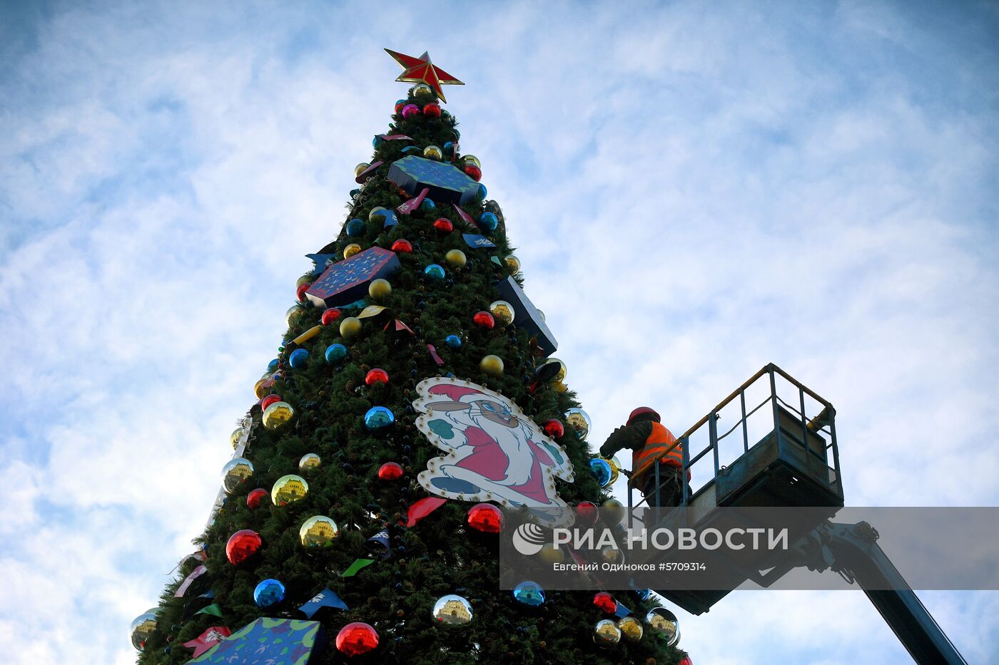 Украшение новогодней елки на Красной площади
