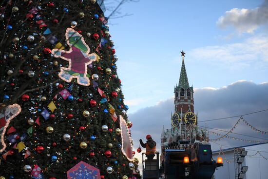 Украшение новогодней елки на Красной площади