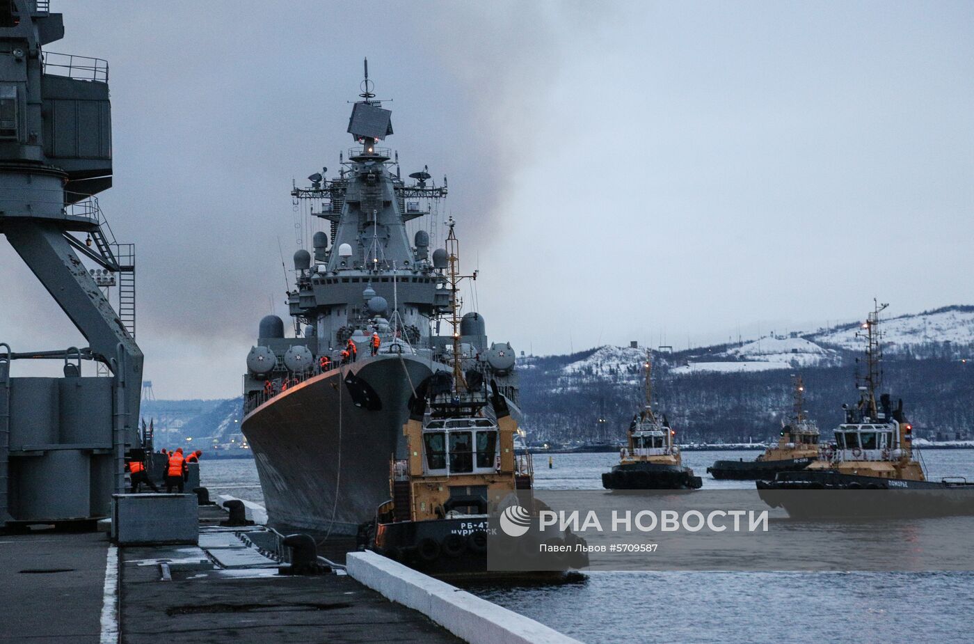 Отряд кораблей Северного флота во главе с крейсером "Маршал Устинов" прибыл в Североморск