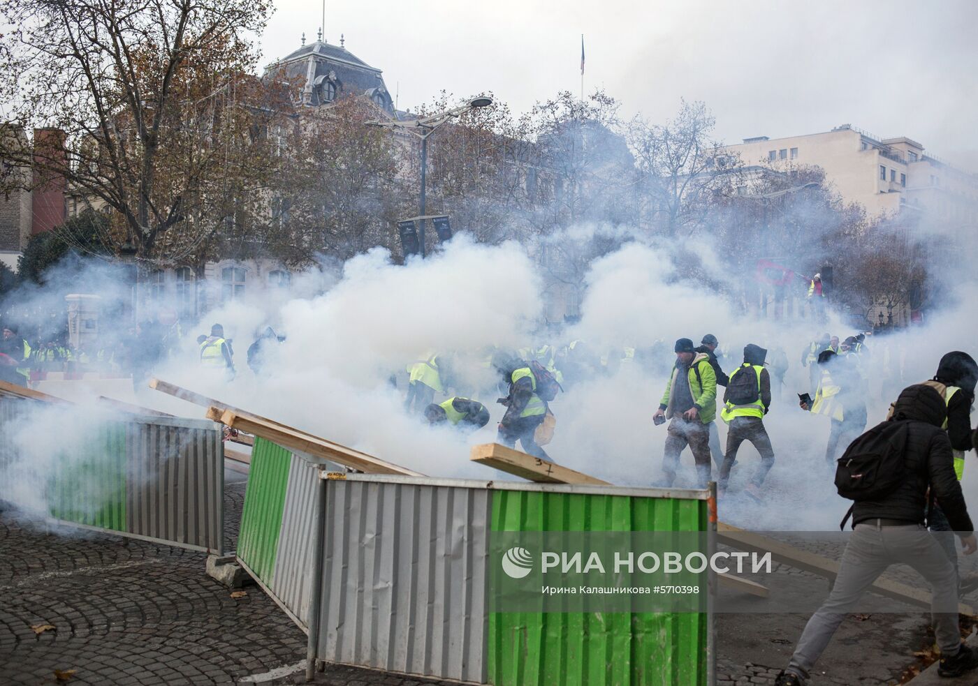 Акция протестов автомобилистов "желтые жилеты" в Париже 