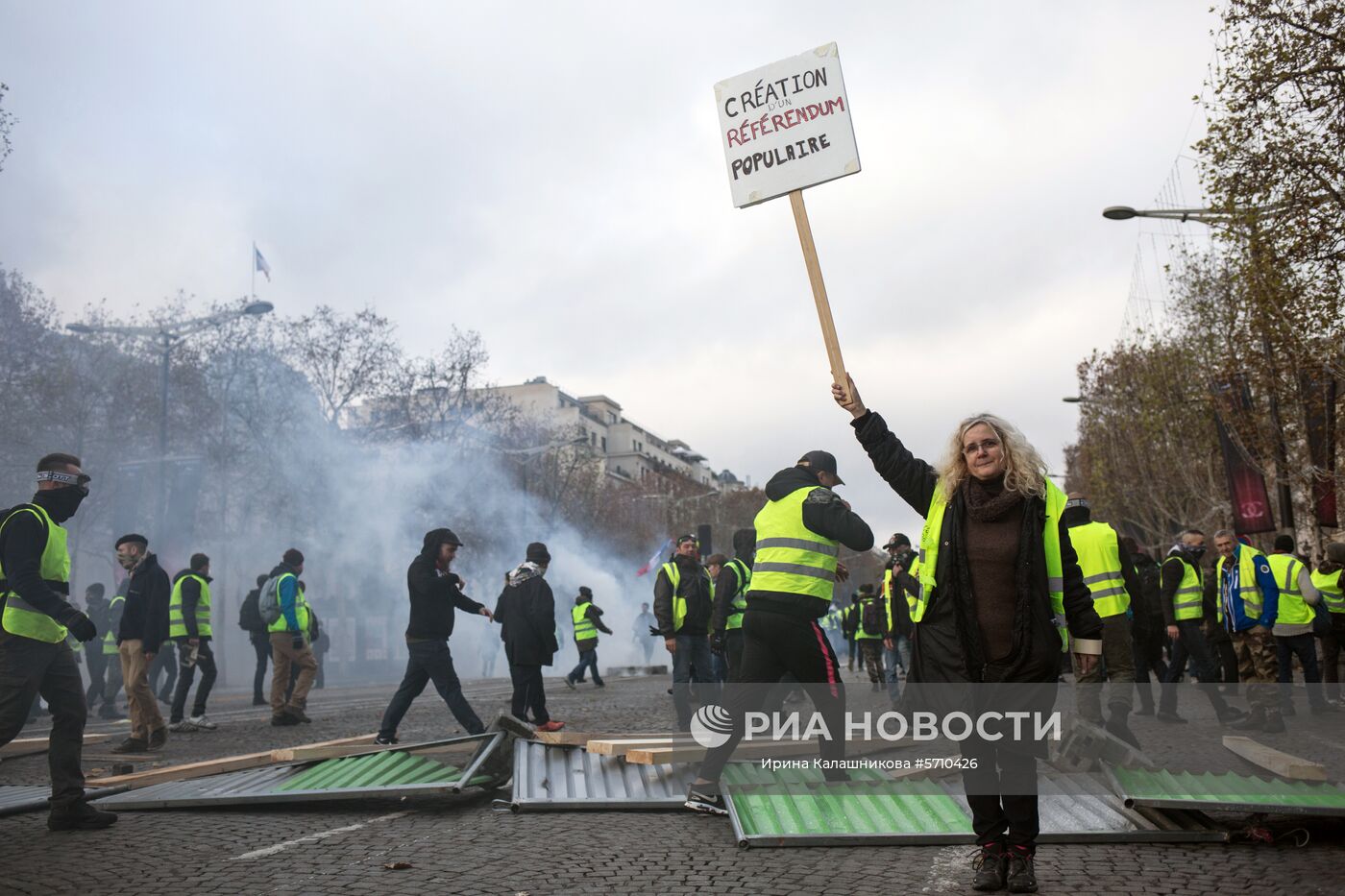 Участники акции протеста против роста цен на бензин "желтые жилеты" в Париже. Во Франции продолжается народная акция протеста автомобилистов с требованием от властей снижения налогов на топливо. Место: Франция, Париж. Автор: Ирина Калашникова/РИА Новости. Акция протестов автомобилистов "желтые жилеты" в Париже