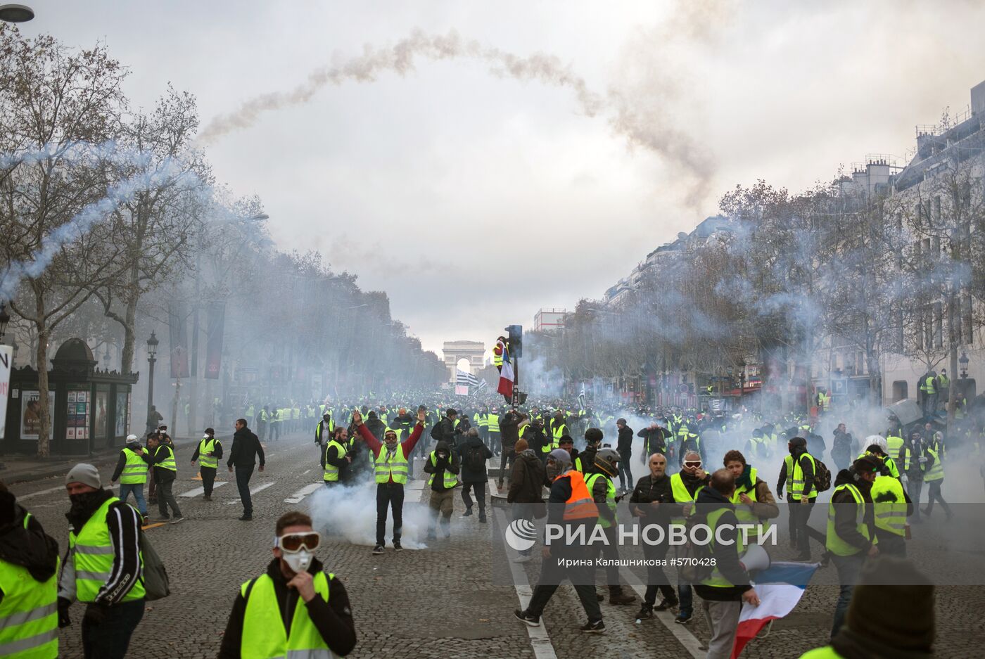 Столкновение участников акции протеста против роста цен на бензин "желтые жилеты" с силами правопорядка в Париже. Во Франции продолжается народная акция протеста автомобилистов с требованием от властей снижения налогов на топливо. Место: Франция, Париж. Автор: Ирина Калашникова/РИА Новости. Акция протестов автомобилистов "желтые жилеты" в Париже