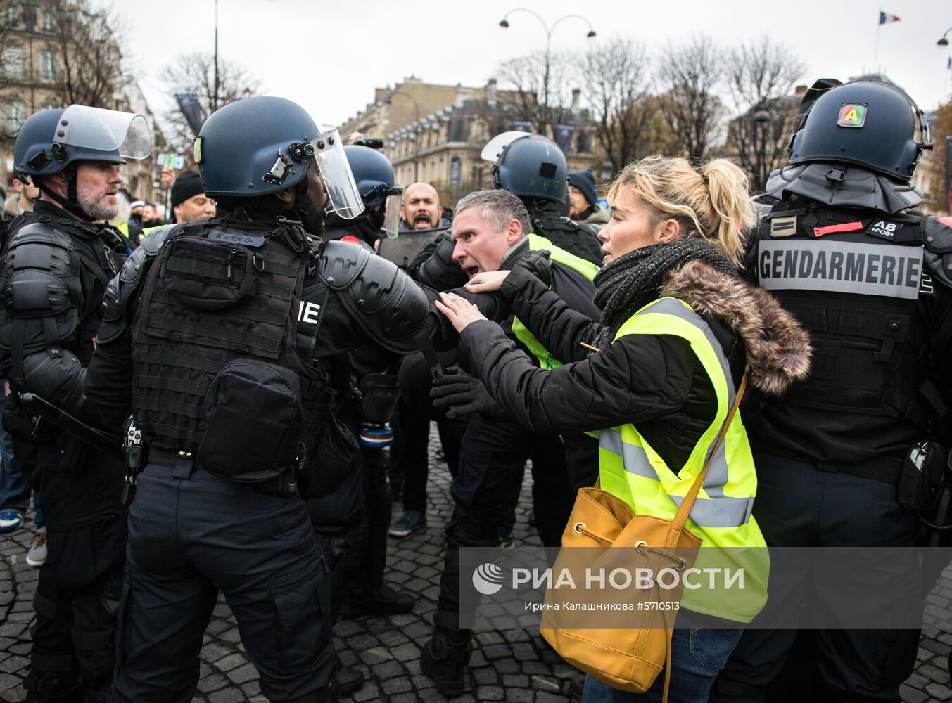 Столкновение участников акции протеста против роста цен на бензин "желтые жилеты" с силами правопорядка в Париже. Во Франции продолжается народная акция протеста автомобилистов с требованием от властей снижения налогов на топливо. Место: Франция, Париж. Автор: Ирина Калашникова/РИА Новости. Акция протестов автомобилистов "желтые жилеты" в Париже