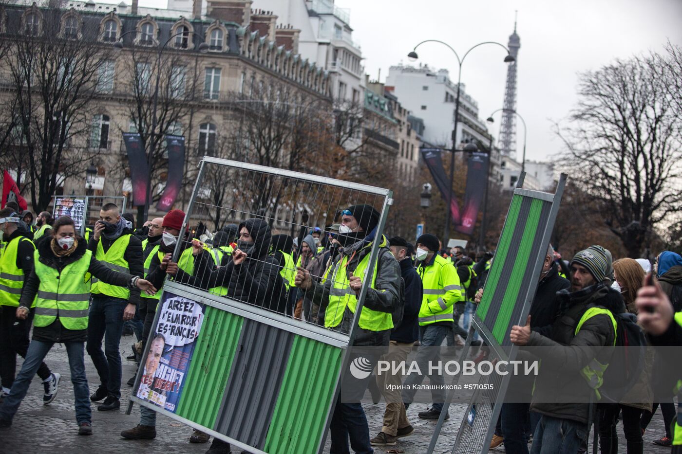 Участники акции протеста против роста цен на бензин "желтые жилеты" в Париже. Во Франции продолжается народная акция протеста автомобилистов с требованием от властей снижения налогов на топливо. Место: Франция, Париж. Автор: Ирина Калашникова/РИА Новости. Акция протестов автомобилистов "желтые жилеты" в Париже